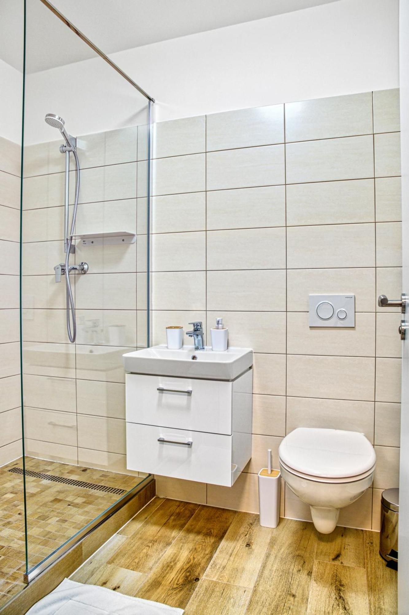 Hotel A Restaurace Ruze Podborany Luaran gambar