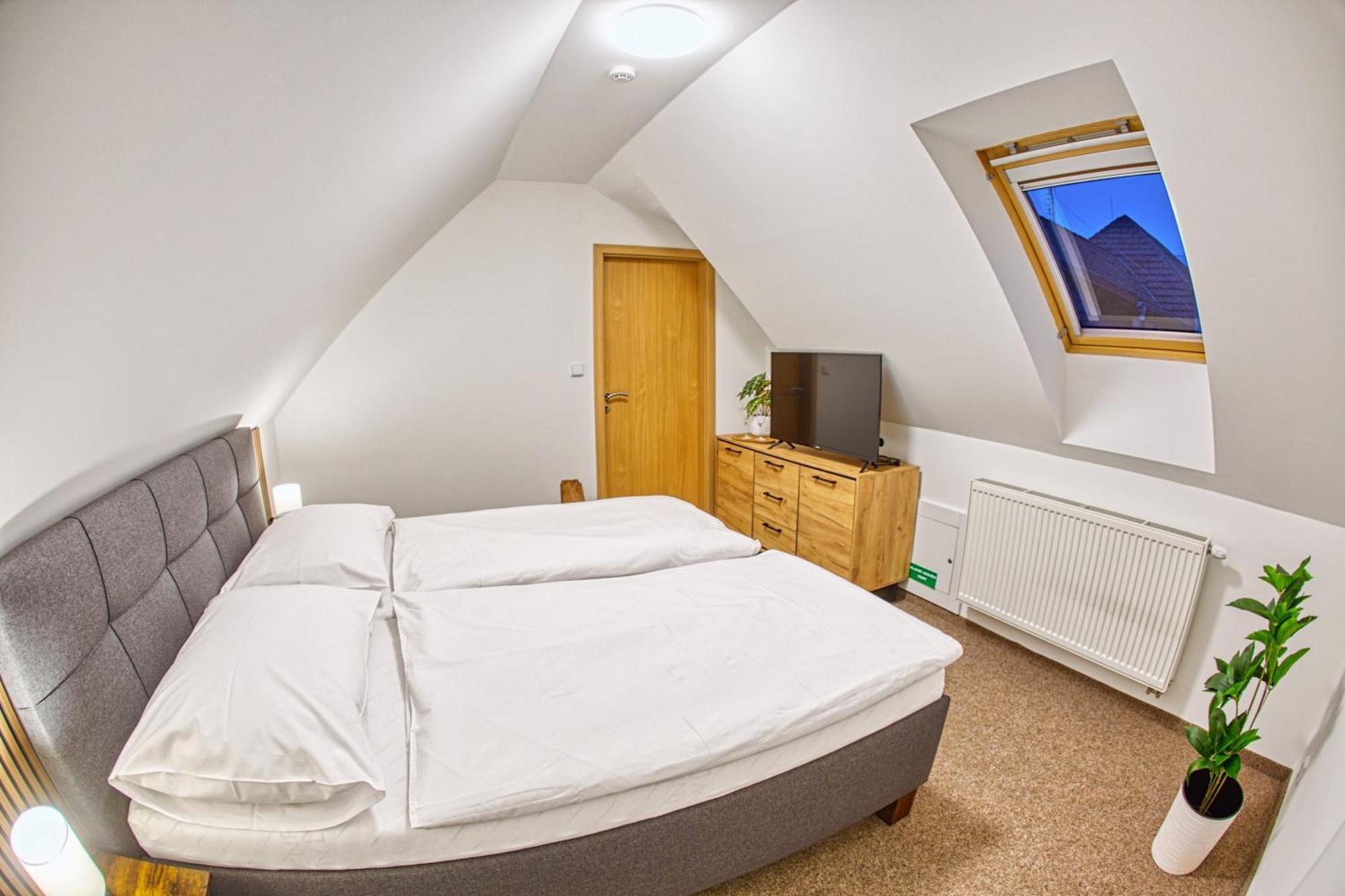 Hotel A Restaurace Ruze Podborany Luaran gambar