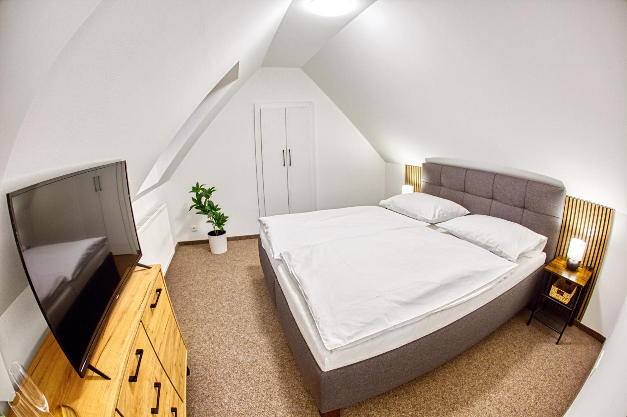 Hotel A Restaurace Ruze Podborany Luaran gambar